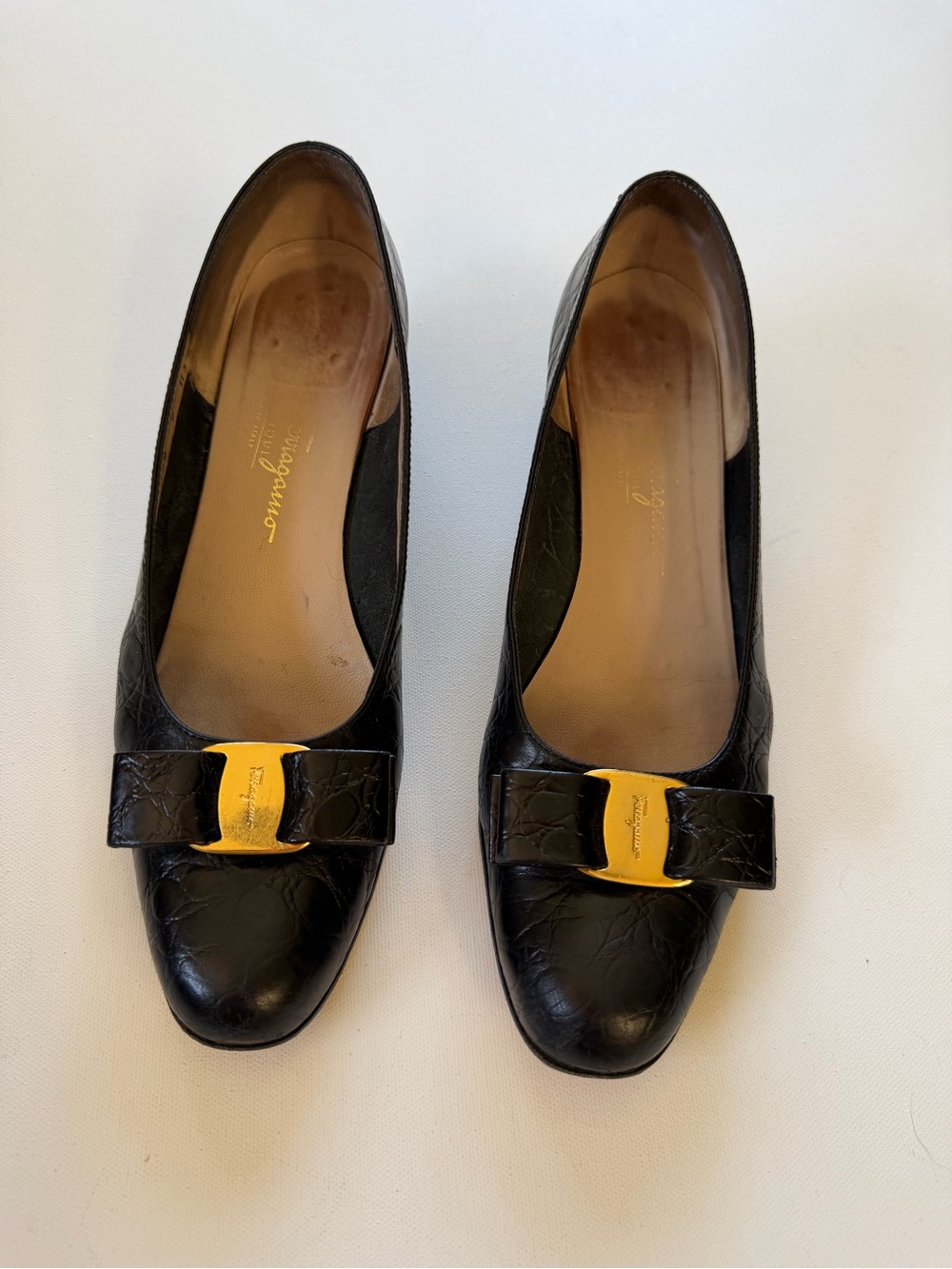 Vintage Salvatore Ferragamo Vera Bow Pumps Black Croc Embossed Leather 9 AAA